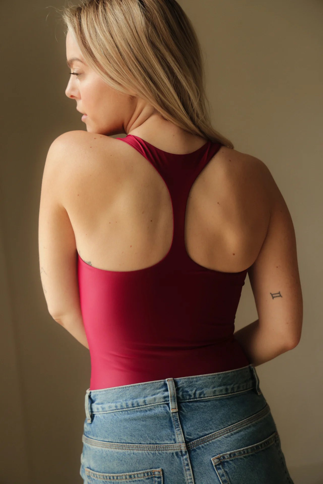 Magnolia Bodysuit Vinho. Body desportivo sustentável para mulher